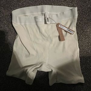 Skims women’s boxer shorts